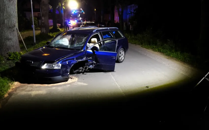 Blauer Kombi schräg auf der Strasse, Vorn fehlt ein Rad und der Kotflügel ist zerstört. 
